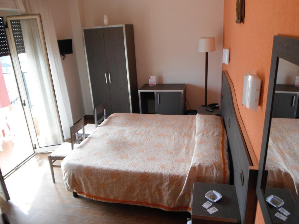 Hotel Renato Sesto San Giovanni Habitación foto